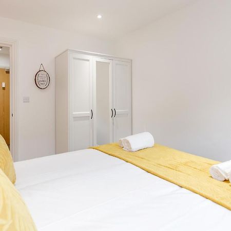 Watford Town Centre, Serviced One Bed Flat With Choice Of King Or Twin Beds, Sleeps Up To 4 Sharing, Free Wifi And Free Movies London Kültér fotó