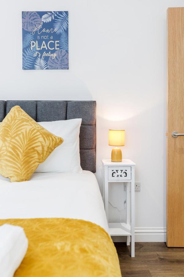 Watford Town Centre, Serviced One Bed Flat With Choice Of King Or Twin Beds, Sleeps Up To 4 Sharing, Free Wifi And Free Movies London Kültér fotó
