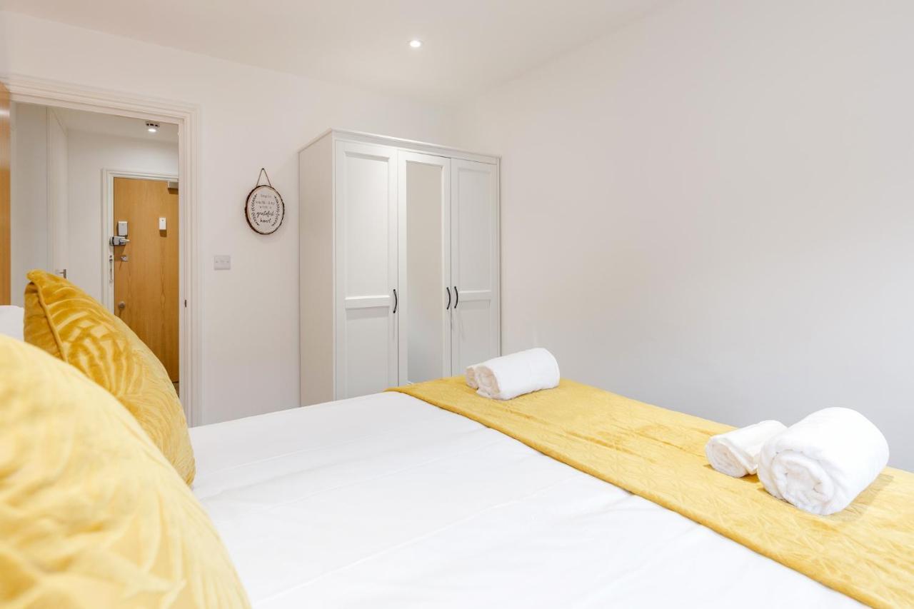 Watford Town Centre, Serviced One Bed Flat With Choice Of King Or Twin Beds, Sleeps Up To 4 Sharing, Free Wifi And Free Movies London Kültér fotó
