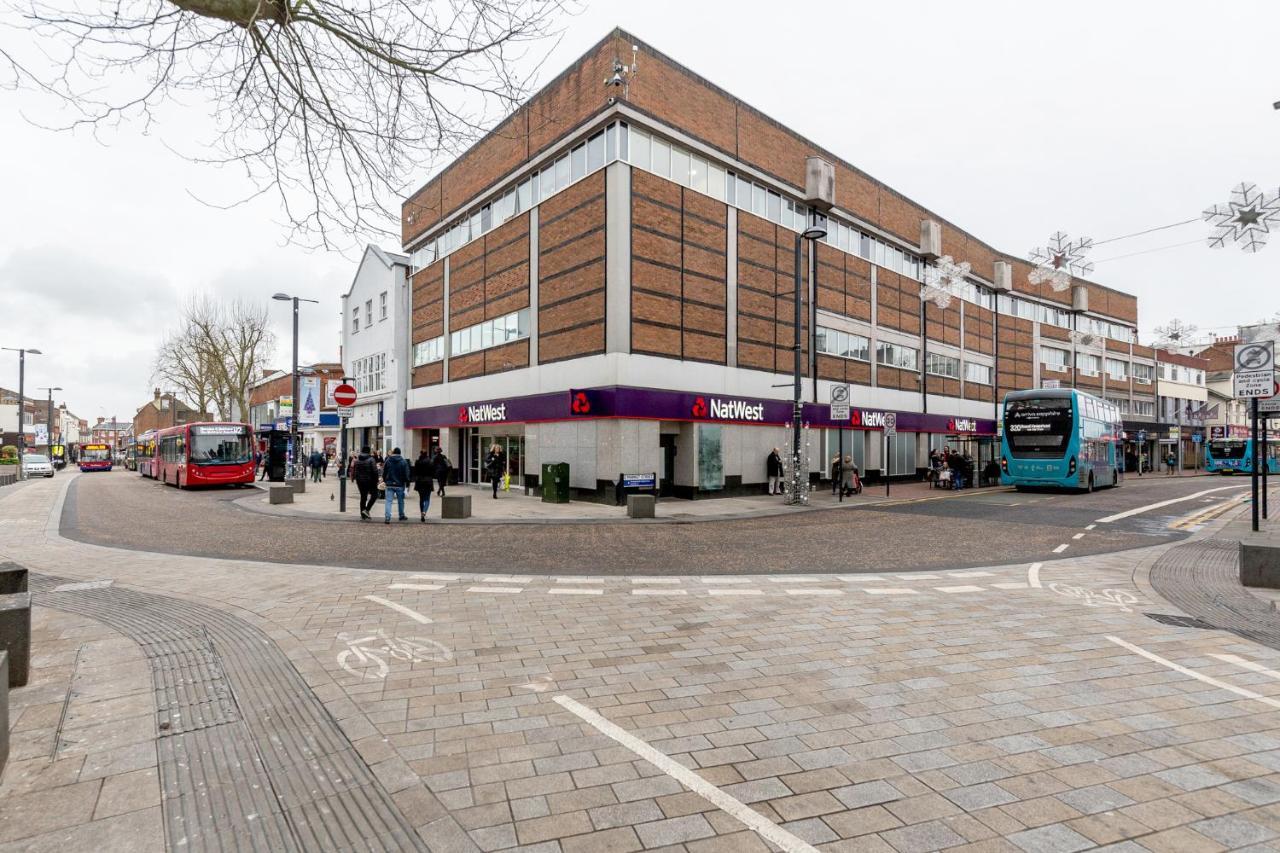 Watford Town Centre, Serviced One Bed Flat With Choice Of King Or Twin Beds, Sleeps Up To 4 Sharing, Free Wifi And Free Movies London Kültér fotó