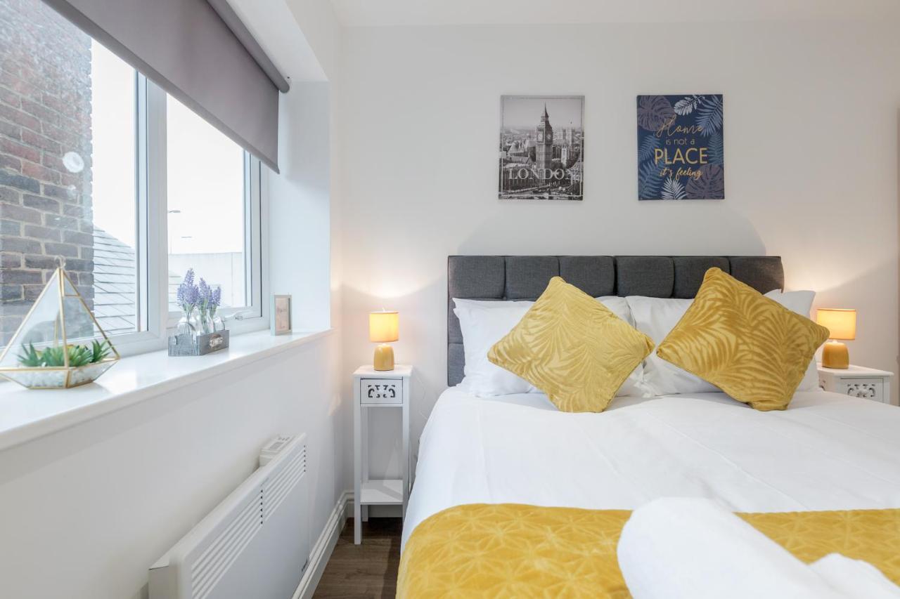 Watford Town Centre, Serviced One Bed Flat With Choice Of King Or Twin Beds, Sleeps Up To 4 Sharing, Free Wifi And Free Movies London Kültér fotó