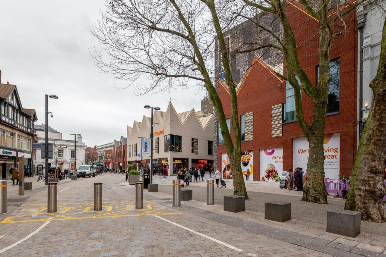 Watford Town Centre, Serviced One Bed Flat With Choice Of King Or Twin Beds, Sleeps Up To 4 Sharing, Free Wifi And Free Movies London Kültér fotó
